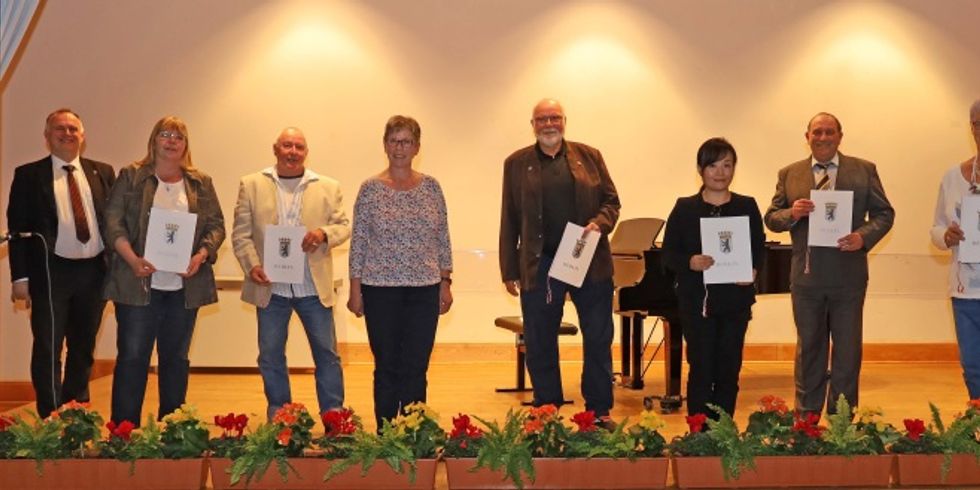 Die Preisträger mit Bezirksstadtrat Detlef Wagner (l.) und BVV-Vorsteherin Annegret Hansen (4.v.l.)