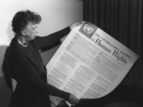 Eleanor Roosevelt mit der Erklärung der Menschenrechte