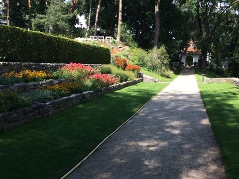 Bildvergrößerung: Weg mit einem Blumenbeet