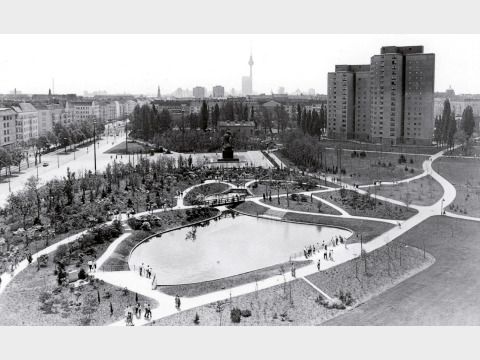 Gestalterische Schwerpunkte der Parkanlage waren neben dem zentralen Denkmal ein Teich mit Rhododendronhain, ein Rosengarten und Spielplätze. Blick auf das Areal, um 1986.