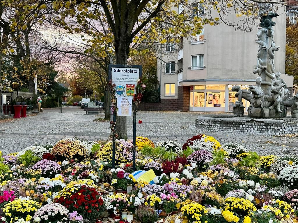 Solidarität mit den Menschen in der Partnerstadt Sderot: Blumenmeer auf dem Sderotplatz in Zehlendorf 