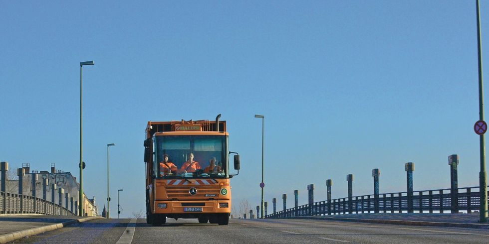 BSR-Müllfahrzeug auf einer Brücke