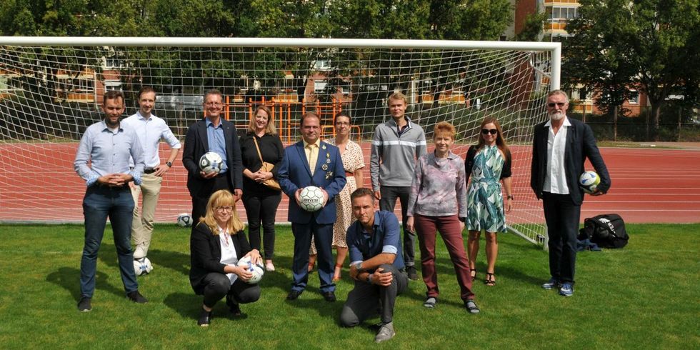 Übergabe der sanierten Sportanlage Walter-Felsenstein-Straße - Gruppenbild vor dem neuen Fußballtor