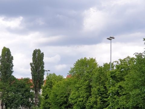 Bildvergrößerung: Eine Sportanlage, die am Rand einer stark begrünten Fläche gelegen ist.