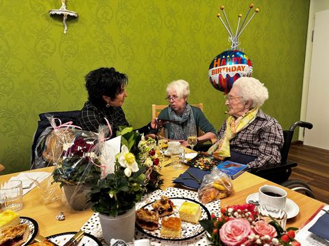 Bildvergrößerung: Jubilarin Lieselotte Albrecht (re.) mit Tochter Christine Chudy (Mitte) und Bezirksbürgermeisterin Emine Demirbüken-Wegner.