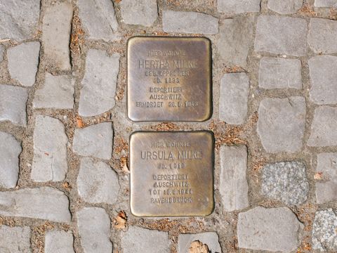 Bildvergrößerung: Stolperstein für Ursula und Hertha Milke