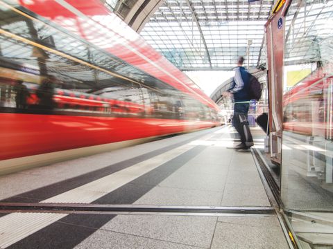 Einfahrende Regionalbahn im Berliner Hauptbahnhof 