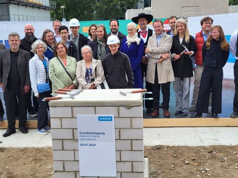 Dr. Torsten Kühne, Staatssekretär für Schulbau und Schuldigitalisierung, Andy Hehmke, Schulstadtrat und Schulleiterin, Corinna Wesche gemeinsam mit allen Planungsverantwortlichen am Grundstein