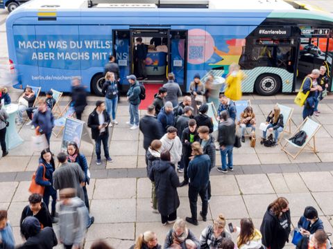 Der Karrierebus auf Tour mit vielen Besucherinnen und Besuchern