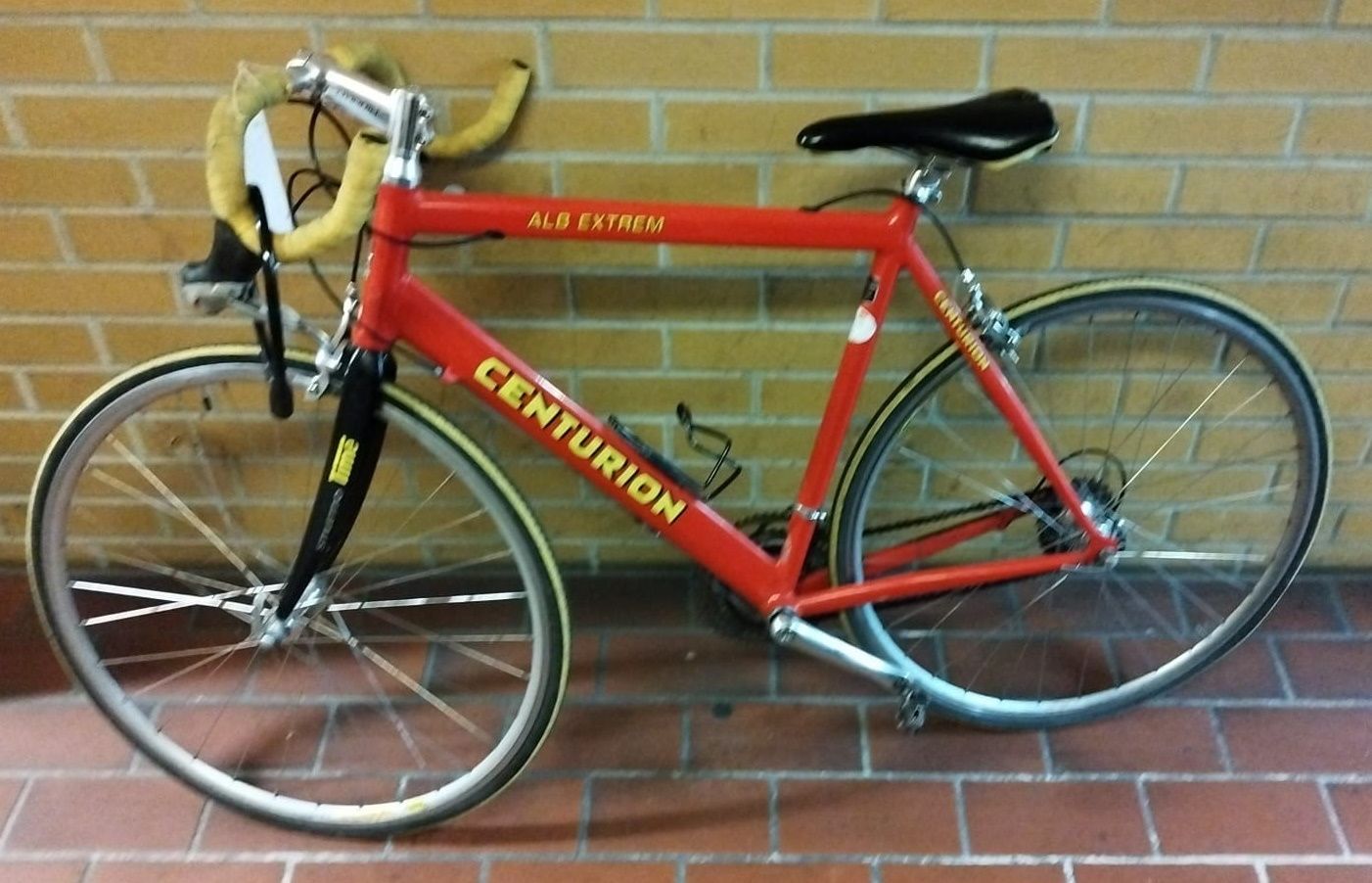 Rotes Herrenfahrrad