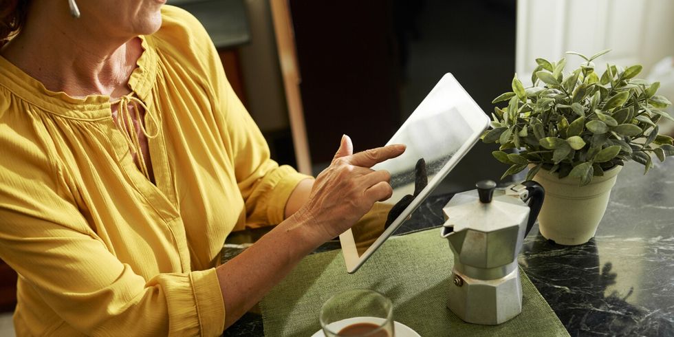 Eine Frau checkt das Online-Angebot auf einem Tablet