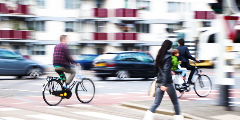 Radfahrer und Fußgänger