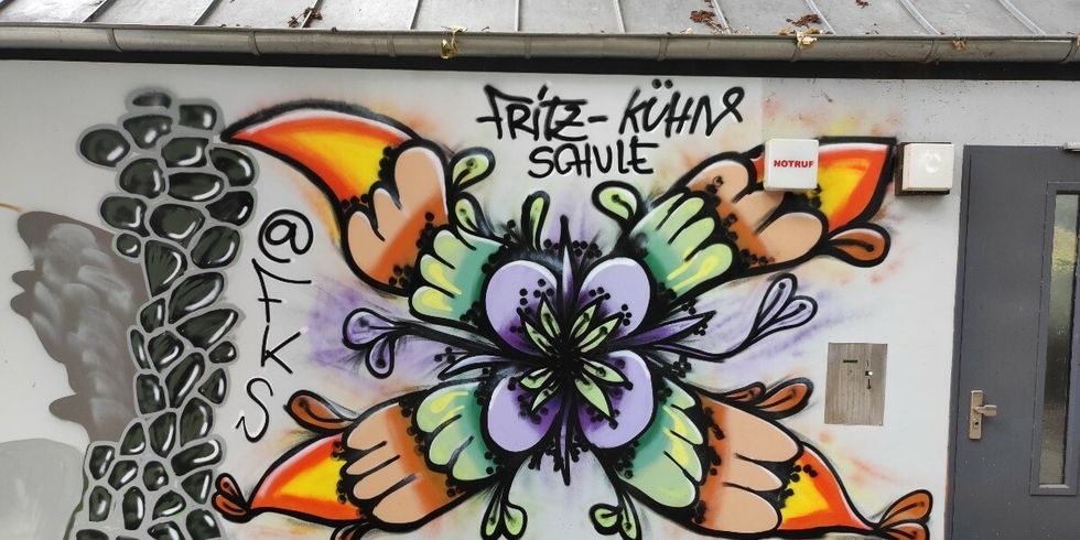 Graffiti am Sanitärgebäude am Treptower Hafen - Blume