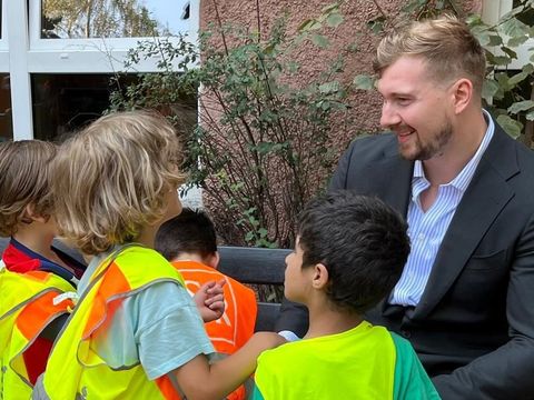 Bezirksstadtrat für Jugend, Familie und Gesundheit, Max Kindler im Gespräch mit Kindern während der Wiedereröffnung der Kita Colbestraße