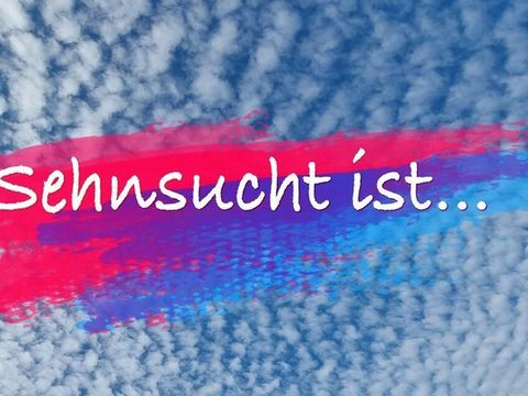 Vor einem beluen Himmel mit weißen Altocummuulswolken schweben pinke und blaue ineinande übergehende Pinselstriche , auf denen in weiß der Schriftzug "Sehnsucht ist..." steht