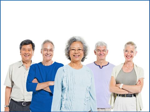 Gruppe von Seniorinnen und Senioren unterschiedlicher ethnischer Herkunft