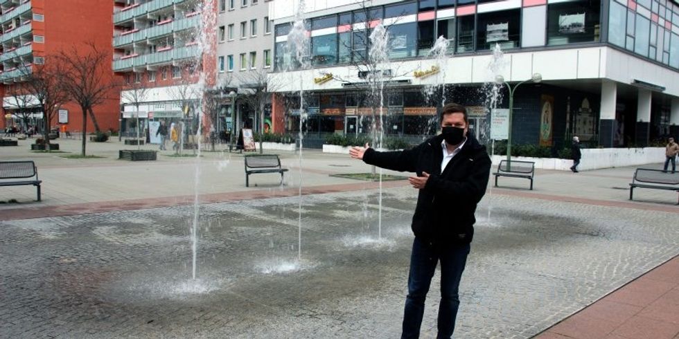 Stadtrat Martin Schaefer beim Auftrakt der Brunnensaison am Fontaenenfeld