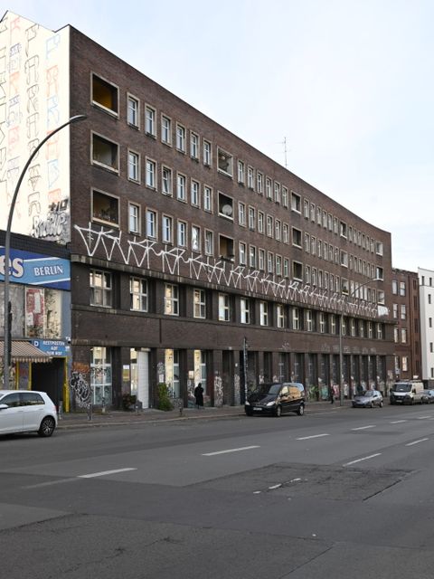 Gleichrichterwerk in der Hermannstraße längs mit Straße