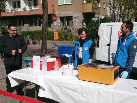 Knut Mildner Spindler, Stadtrat für Arbeit, Bürgerdienste, Gesundheit und Soziales besucht mobile Essensausgabe von Deutscher Bahn und Bahnhofsmission