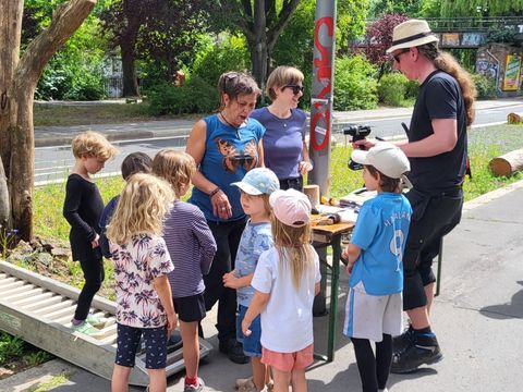 Mitarbeiter des Umweltbildungszentrum NIRGENDWO (mit Hut) erklären die Bohrung