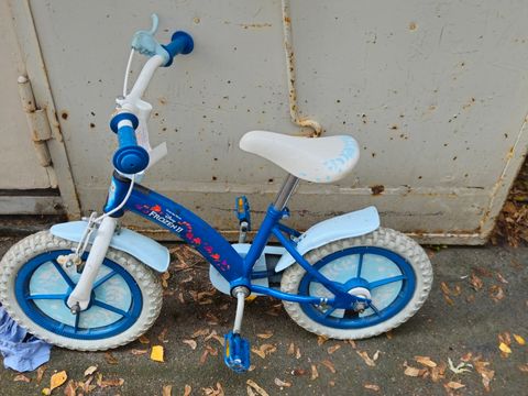 Blaues Kinderfahrrad