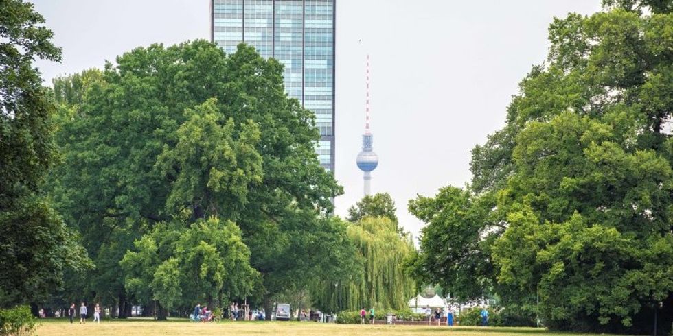 Treptower Park mit Blick auf die Treptowers und den Fernsehturm