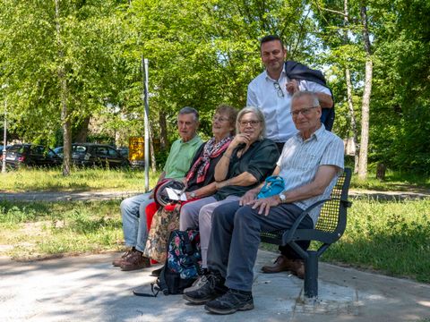 Bildvergrößerung: Neue Bänke im Bezirk: Nach Initiative der Seniorenvertretung (auf der Bank sitzend) in Zusammenarbeit mit dem Bezirksamt (Bezirksstadtrat Aykal hinter der Bank stehend)