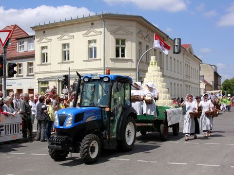 Im alljährlichen Festumzug gehört die Spargelpyramide dazu