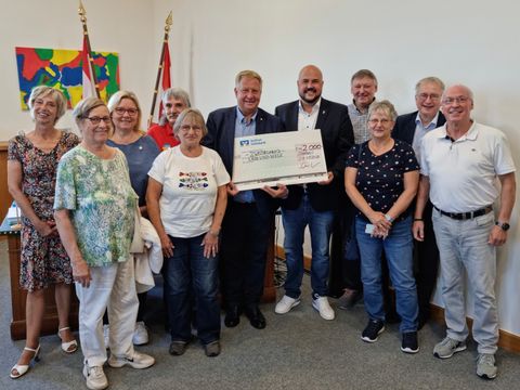 Bildvergrößerung: Ehrenamtliche bei der Scheckübergabe im Büro des Bezirksbürgermeisters Frank Bewig mit Schausteller Thilo Harry Wollenschläger sowie Bezirksstadträtin Dr. Carola Brückner