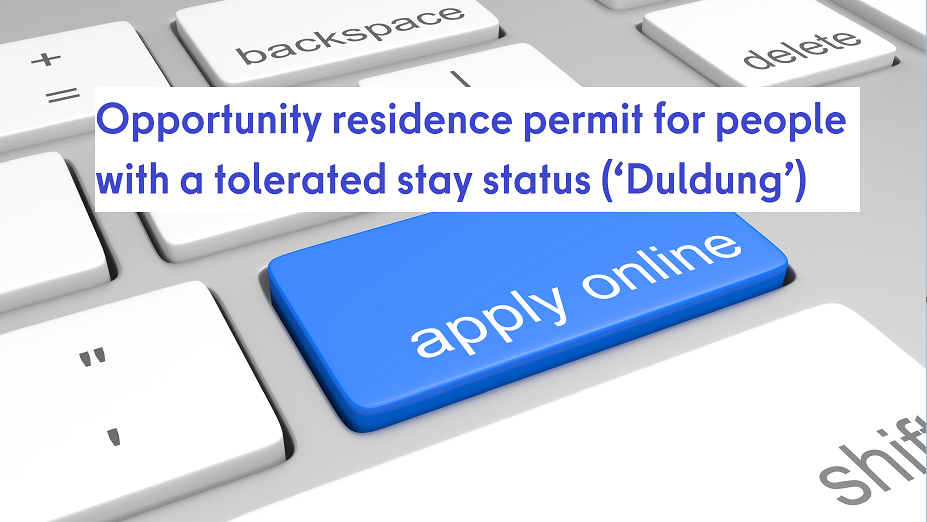 Computertastur mit blauer Taste mit Aufschrift "apply online" und der Bildunterschrift "Opportunity residence permit for people with a tolerated stay status (‘Duldung’)" 