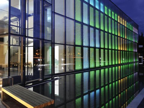 Solare Fassade am Gebäude der Fondation Pierre Arnaud in der Schweiz.
