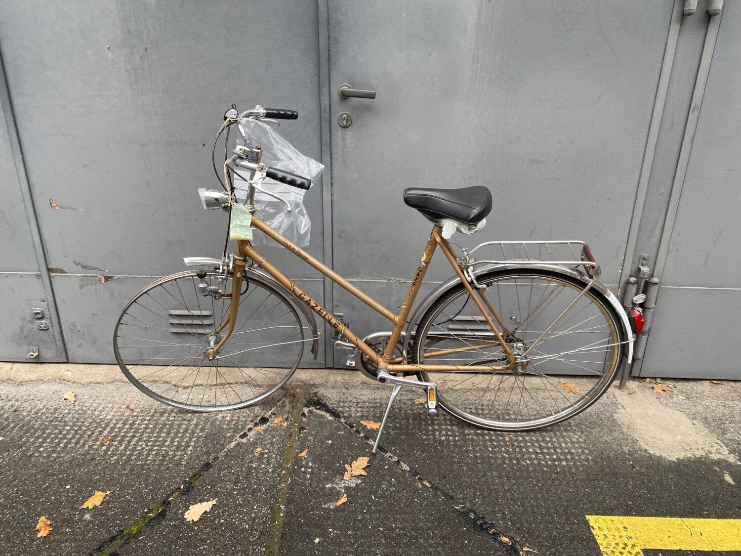 Goldfarbenes Damenfahrrad