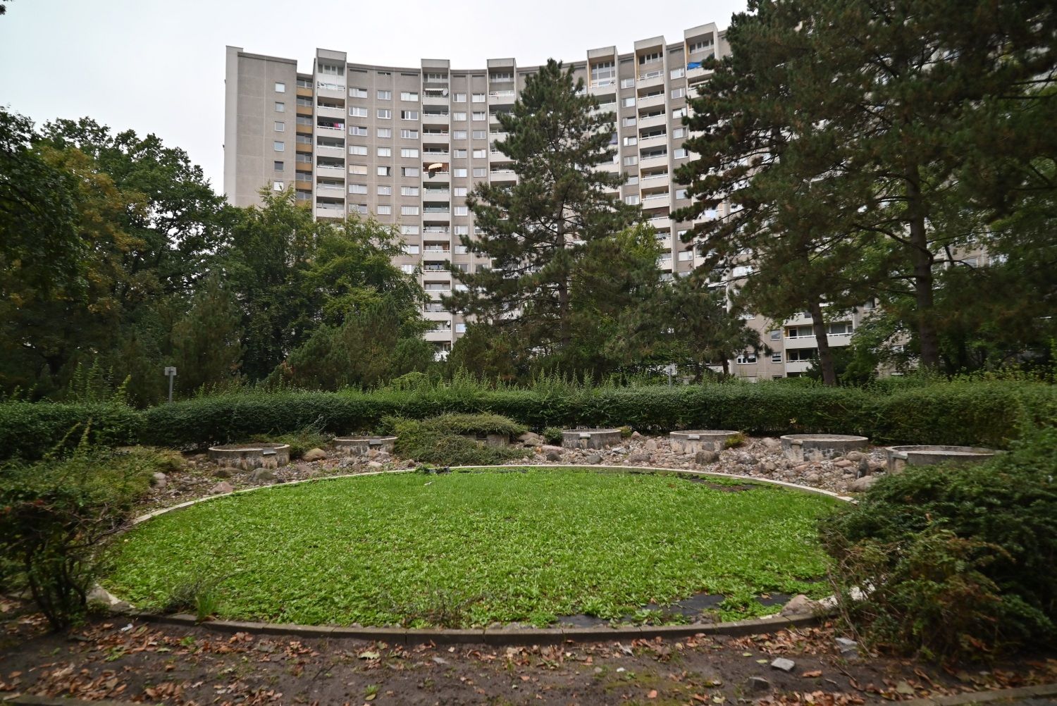 stillgelegter Brunnen im Gartenhof Gropiushaus