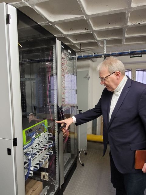 Bildvergrößerung: Digitalisierung an Reinickendorfer Schulen Schulstadtrat besucht neu mit Glasfaser vernetzten Schulstandort