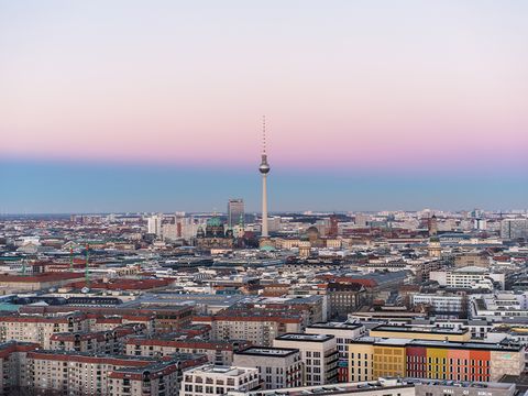 Dächer über Berlin, Fernsehturm in der Mitte des Bildes. Sonnenaufgang.