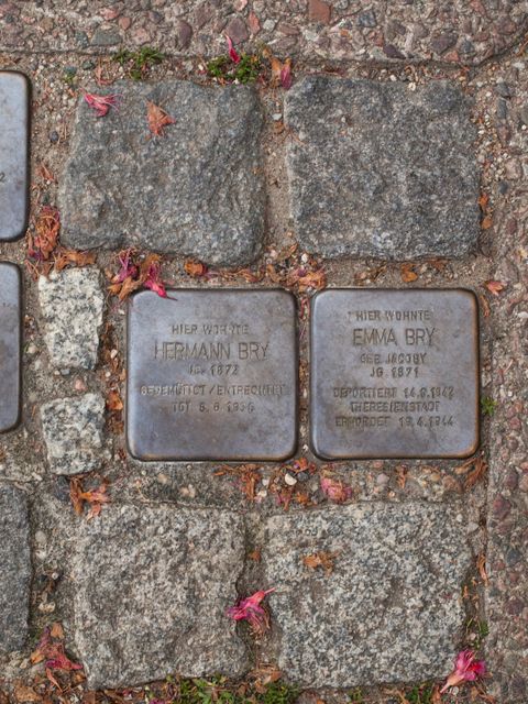 Bildvergrößerung: Stolperstein für die eheleute Bry