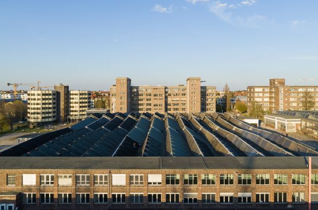 Luftaufnahme mit Blick über ein großes Industriegeländer alter Bauart