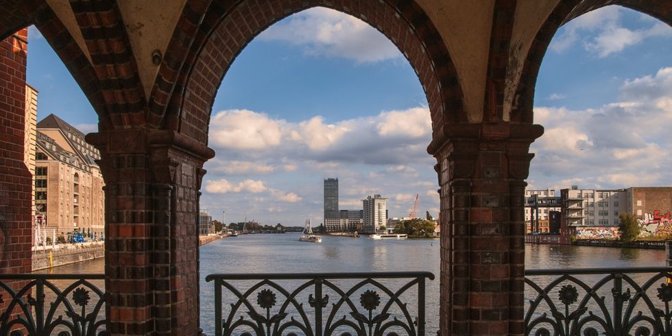 Blick von Oberbaumbrücke auf Spree