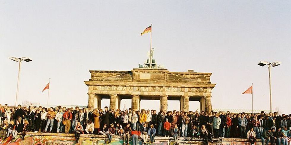 Mit Menschen besetzte Berliner Mauer