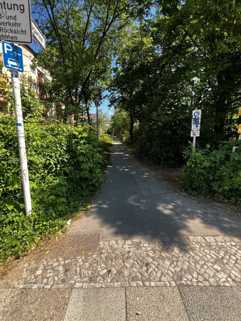 Bildvergrößerung: Foto 02: Beispiel für den aktuellen Zustand der Fahrbahn Am Eichgarten