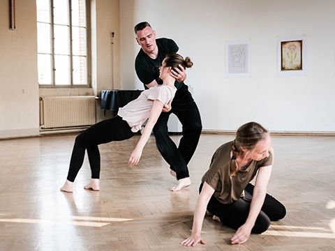 Dynamische Tanzpose - ein Mann hält eine rückwärts fallende Frau