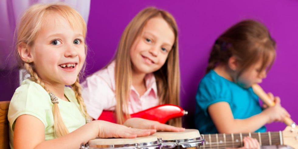 Kinder musizieren mit Instrumenten