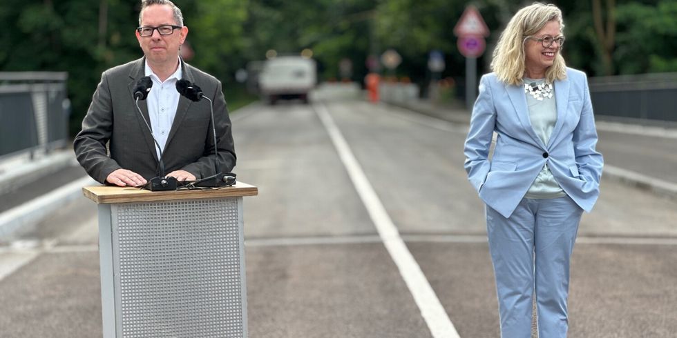 Bezirksbürgermeister Oliver Igel und Senatorin Ute Bonde (SenMVKU) bei der Eröffnung der Fahlenbergbrücke in Müggelheim