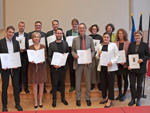 Gruppenfoto der Bezirksstadträt:innen für Stadtentwicklung und Senator für Stadtentwicklung, Bauen und Wohnen Christian Gaebler (mittig mit roter Krawatte)