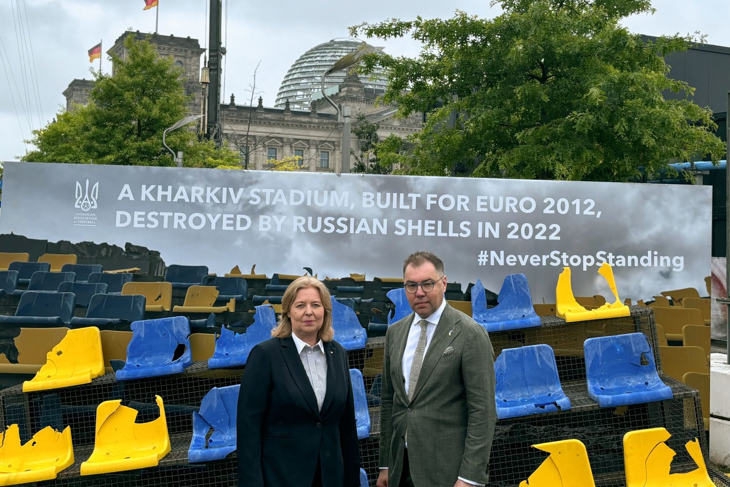 Bundestagspräsidentin Bärbel Bas und Botschafter Oleksii Makeiev vor dem Tribünen-Mahnmal 