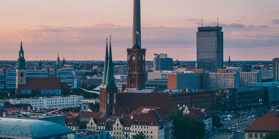 Berlin bei Sonnenaufgang, blau-rosa Himmel, Rotes Rathaus