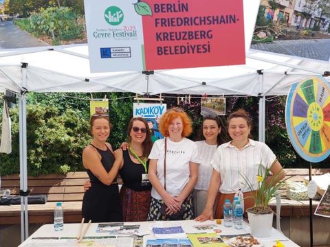 Bildvergrößerung: Delegationsteilnehmerinnen am Stand auf dem Umweltfestival in Kadıköy