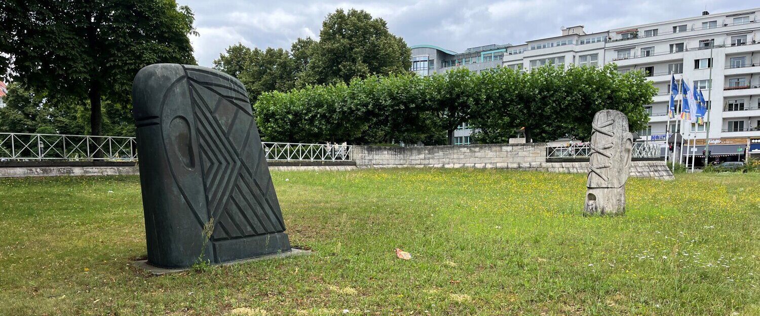 Zwei Köpfe von Rainer Kriester am Theodor-Heuss-Platz