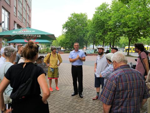 Vize-BAB Jens Schöne (i. d. Mitte) begrüßt die Teilnehmer des Kiez-Spaziergangs