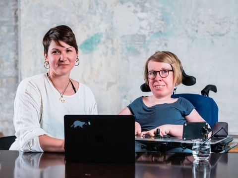 Karina Sturm und Anne Gersdorf arbeiten am Laptop